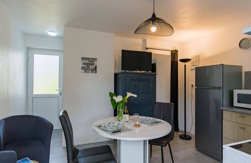 Locquirec Apartamento | Acogedor apartamento para 2 personas con WIFI, TV, terraza, mascotas permitida y aparcamiento