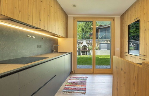 Bianzone Casa | Hermoso apartamento en villa con A/C, WIFI, TV, terraza, mascotas permitida y aparcamiento