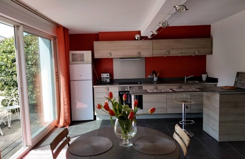 Millau Apartamento | Beautiful apartment in a garden with trees on the edge of a swimming pool