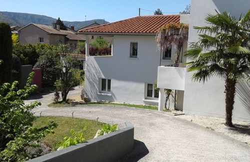Millau Apartamento | Beautiful apartment in a garden with trees on the edge of a swimming pool