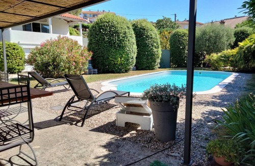 Millau Apartamento | Beautiful apartment in a garden with trees on the edge of a swimming pool