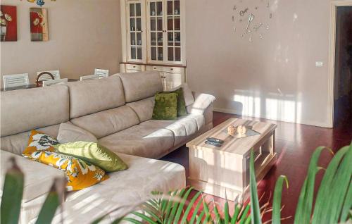 Moana Apartamento | Beautiful Apartment In Moaña With Wifi