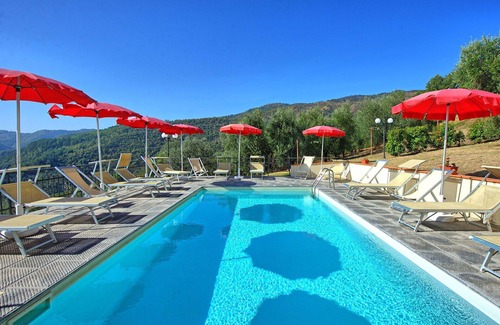 Pontassieve Villa | Apartamento en villa con WIFI, A/C, piscina, TV, mascotas permitida, vista panorámica, aparcamiento