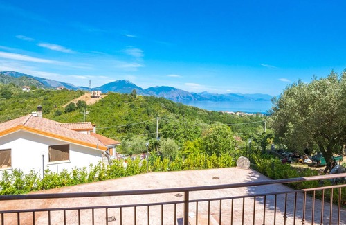Policastro Bussentino Apartamento | Beautiful Apartment in Policastro Bussentino With 3 Bedrooms and Wifi