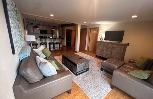 West Bend Apartamento | Beautiful apartment overlooking Lake Wallace. Bring your boat!