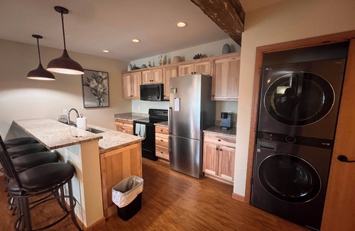 West Bend Apartamento | Beautiful apartment overlooking Lake Wallace. Bring your boat!