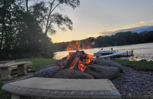West Bend Apartamento | Beautiful apartment overlooking Lake Wallace. Bring your boat!