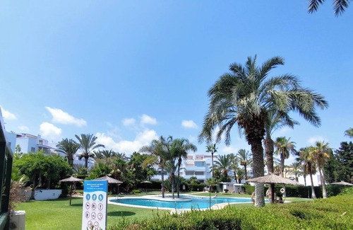 Puerto Rey Apartamento | Apartamento hermoso solo 5 min de pie a la playa con wifi y parking y solarium.