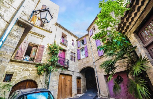 Pezenas Apartamento | Beautiful apartment T3, private parking "Au logis de Pézenas".