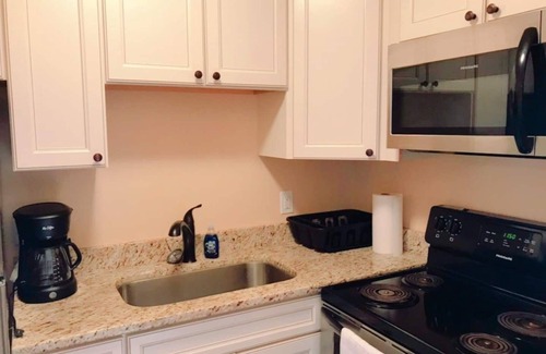 Greensboro Apartamento | Beautiful apartment perfect for long term stays!