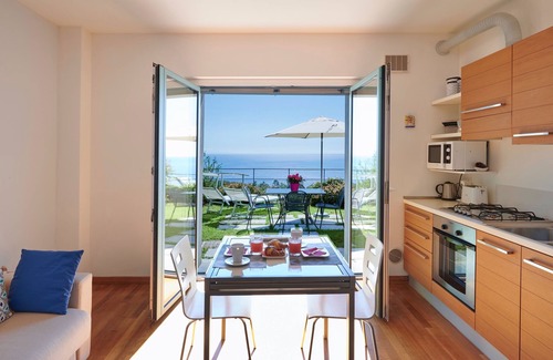 Bergeggi Apartamento | Precioso apartamento con jardín con vistas al mar en Resort & Spa