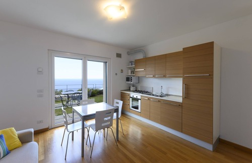 Bergeggi Apartamento | Precioso apartamento con jardín con vistas al mar en Resort & Spa