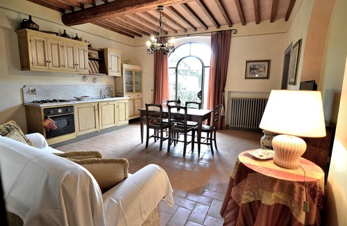Vicchio Casa | ¡Apartamento clásico en una granja toscana con piscina en el campo florentino!