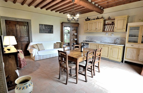 Vicchio Casa | ¡Apartamento clásico en una granja toscana con piscina en el campo florentino!