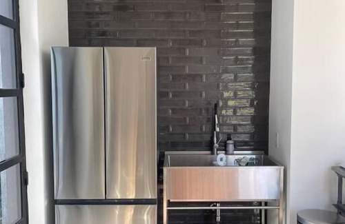 West University Casa | Beautiful artist's suite w/full bath, kitchenette