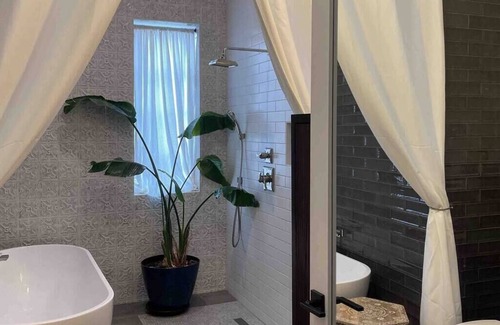 West University Casa | Beautiful artist's suite w/full bath, kitchenette