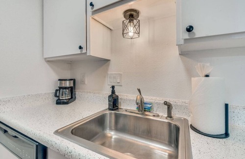 Hyde Park Apartamento | Beautiful Austin Studio Sleeps 4 10min to Downtown