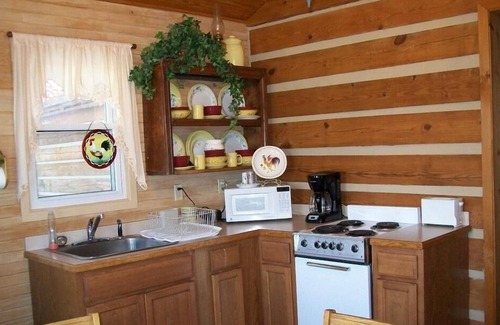 Beattyville Cabina | Beautiful, authentic log cabin with acres of land, fishing pond, and hot tub.