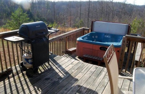 Beattyville Cabina | Beautiful, authentic log cabin with acres of land, fishing pond, and hot tub.