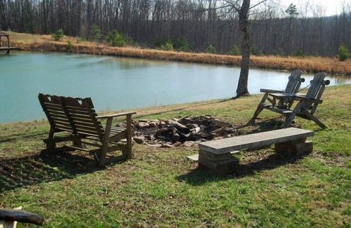 Beattyville Cabina | Beautiful, authentic log cabin with acres of land, fishing pond, and hot tub.