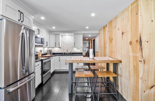 Ipswich Apartamento | Beautiful backyard farm. Very quiet. Pool. Walking trails and beaches nearby.