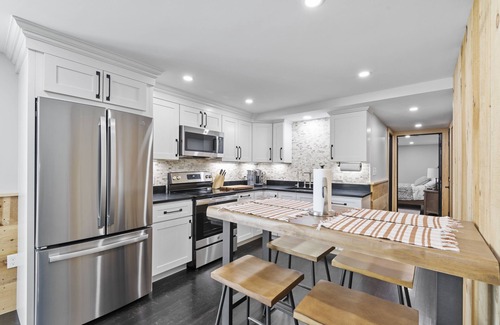 Ipswich Apartamento | Beautiful backyard farm. Very quiet. Pool. Walking trails and beaches nearby.