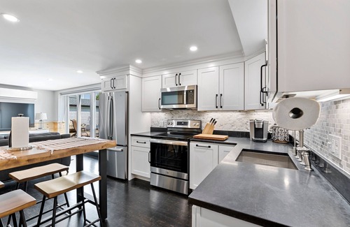 Ipswich Apartamento | Beautiful backyard farm. Very quiet. Pool. Walking trails and beaches nearby.