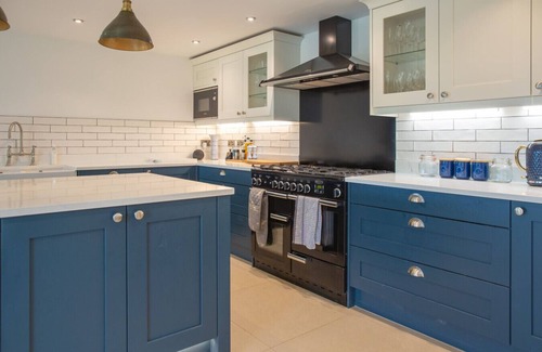 Cropthorne Casa | Beautiful Barn Conversion - Orchard Escape for 12