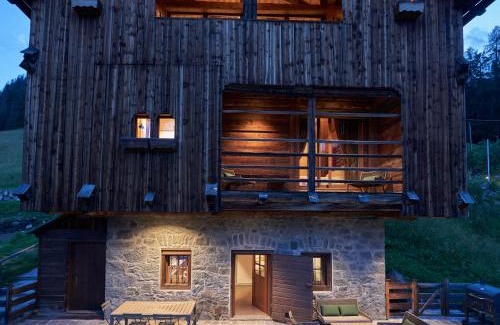 Colle Santa Lucia Chalet De Esquí | Beautiful barn with garden and stunning view