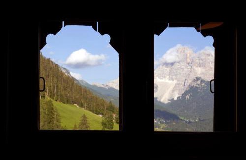 Colle Santa Lucia Chalet De Esquí | Beautiful barn with garden and stunning view