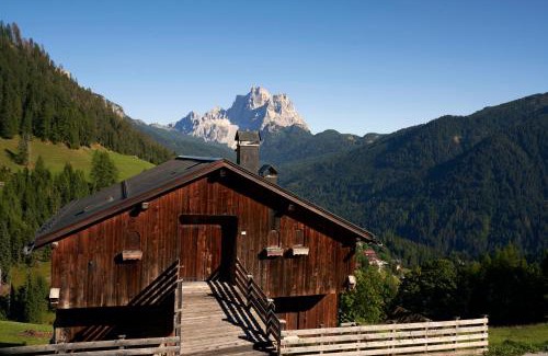 Colle Santa Lucia Chalet De Esquí | Beautiful barn with garden and stunning view