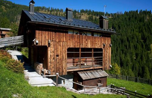 Colle Santa Lucia Chalet De Esquí | Beautiful barn with garden and stunning view