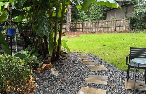 Stone Mountain Apartamento | Beautiful basement apartment with Garden