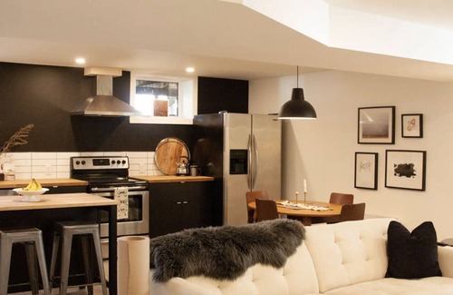 South Lethbridge Casa | Sótano acogedor con desayuno + bañera de hidromasaje