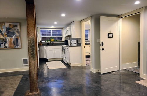 Mississippi District Apartamento | Beautiful basement Studio, Mississippi neighborhood