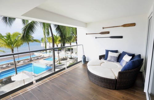 Las Glorias Apartamento | HERMOSO CONDOMINIO FRENTE AL MAR CON ALBERCA