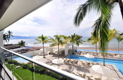Las Glorias Apartamento | HERMOSO CONDOMINIO FRENTE AL MAR CON ALBERCA