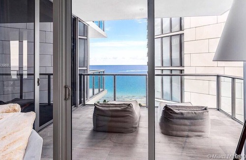 Bal Harbour Condominio | Hermoso condominio frente a la playa en el St. Regis Hotel