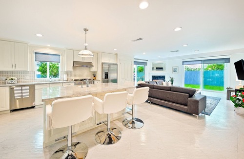 Olde Carlsbad Casa | Beautiful Beach Getaway, Water Views, Walk to Ocean + Dining