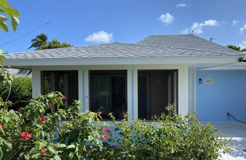 Treasure Cay Villa | Hermosa Villa de playa con una malla en porche 2BR / 2 BA
