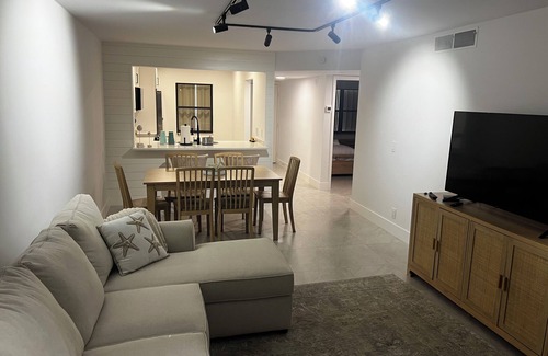 Hutchinson Island South Condominio | Beautiful BEACHFRONT in HUTCHINSON ISLAND, Fl. 2 Bed 2 Bath. TOTALLY RENOVATED.