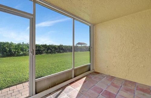 Hutchinson Island South Condominio | Beautiful BEACHFRONT in HUTCHINSON ISLAND, Fl. 2 Bed 2 Bath. TOTALLY RENOVATED.