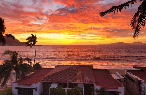 Manzanillo Condominio | Beautiful beachfront 2BR 2BA condo w/pool, patio & sunsets!