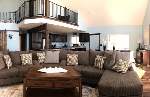 Sweetwater Cabina | ¡¡¡NUEVO LISTADO!!! Hermosa marca nueva Bear Lake Lodge - capacidad para 14