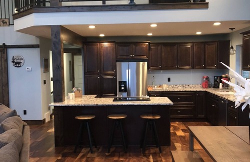 Sweetwater Cabina | ¡¡¡NUEVO LISTADO!!! Hermosa marca nueva Bear Lake Lodge - capacidad para 14
