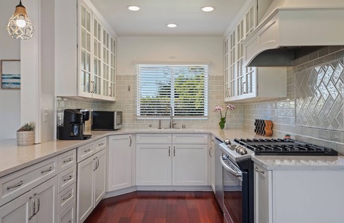 Toro Canyon Casa | Beautiful Bella Luna, near the beach, Sleeps 6 with Jacuzzi and Firepit!