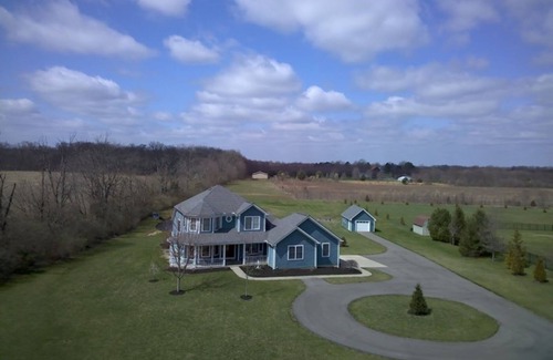 Oregonia Casa | Beautiful Big Blue Dollhouse country home available for true comfort.
