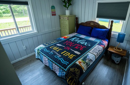Farwell Casa | Beautiful Blue Bungalow on The Lake