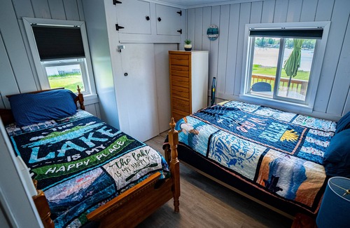 Farwell Casa | Beautiful Blue Bungalow on The Lake