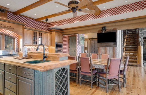 Morganton Casa | Cabina Blue Ridge con vistas de tres estados, sala de teatro y cubiertas múltiples